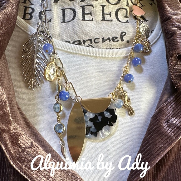 Alquimia Gold and Blue Necklace with Oval Pendant and Charms agate